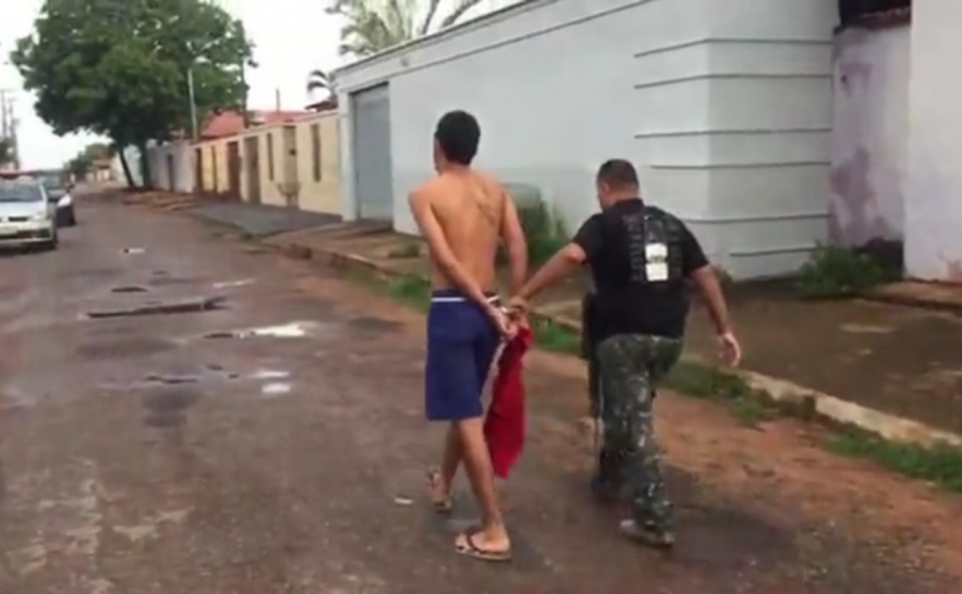Líder de facção criminosa em Paraíso sendo conduzido por policiais civis na Operação Retorno