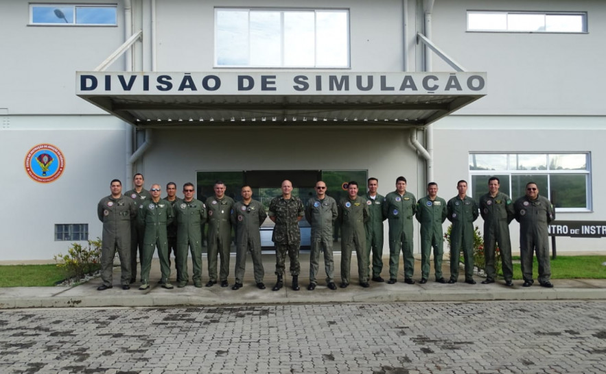 Comandante Dennis Dalla, 3º da direita para à esquerda 