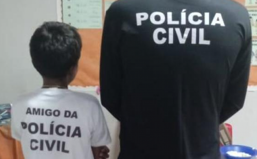 Camiseta com dizeres Amigo da Polícia Civil foi entregue ao estudante..jpeg