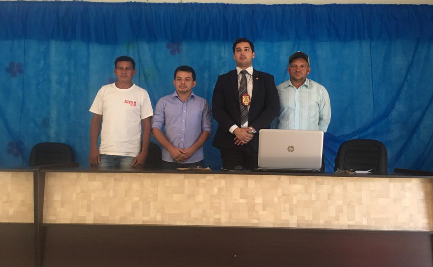 Delegado Bruno Baeza e membros da comunidade local..jpeg