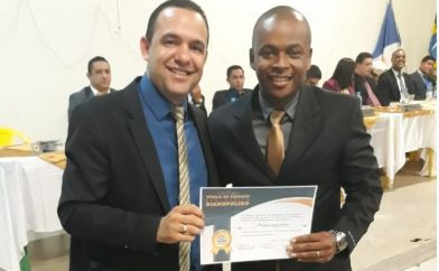 Agente de Polícia Civil Aiton Bispo, à direita, é homenageado pela Câmara de Vereadores de Dianópolis 