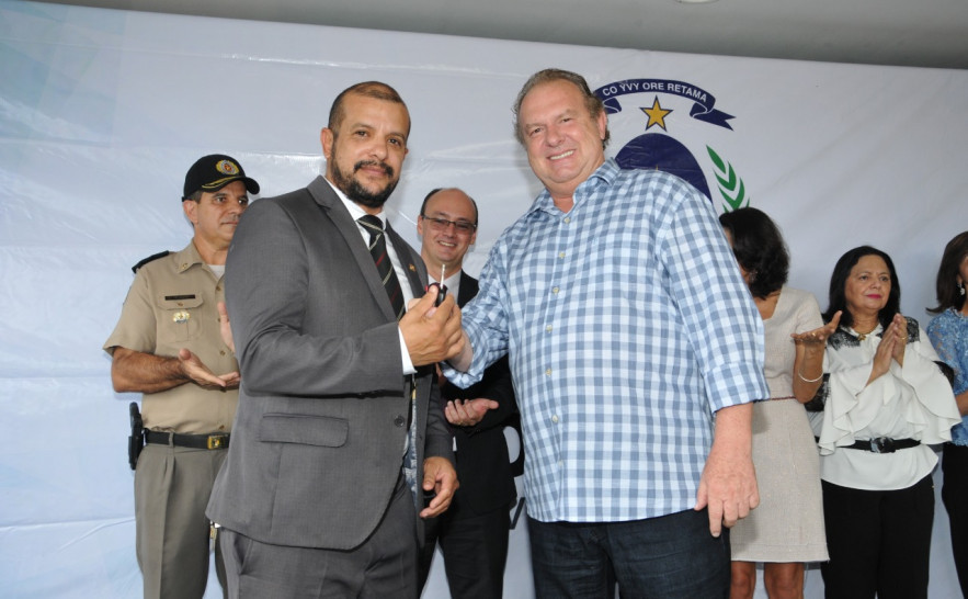 Governador Mauro Carlesse entrega chaves de viatura ao Delegado-Geral da Polícia Civil Rossílio Correia 
