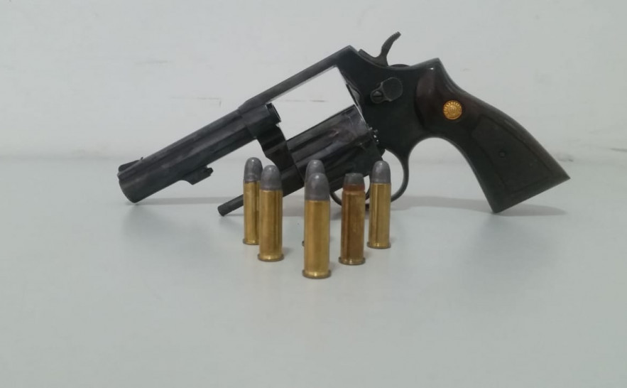 Arma de fogo foi encontrada na residência de um dos suspeitos.jpeg