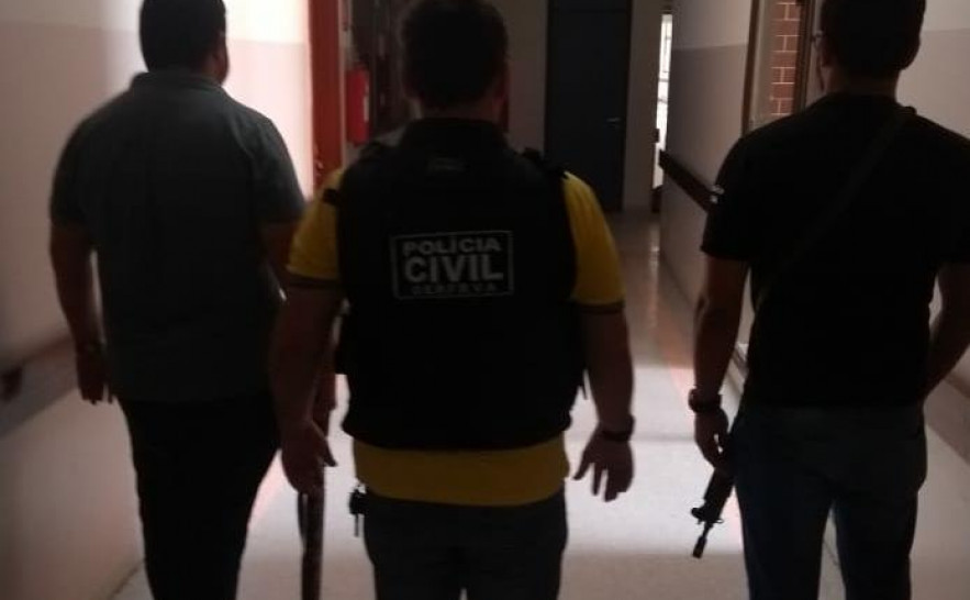 Policiais civis percorrem corredores do HGP durante início de ações de força-tarefa para coibição de supostos crimes na unidade