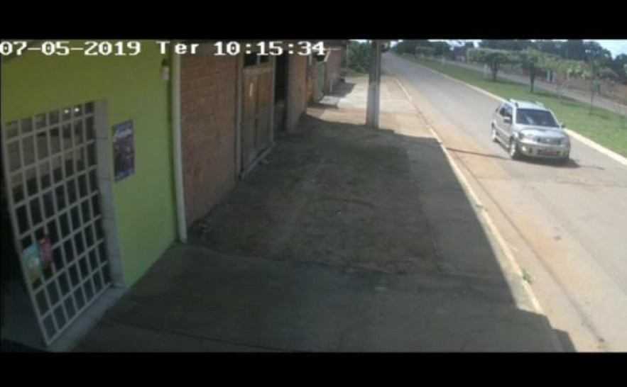 Imagens de câmeras de segurança utilizadas pela Polícia Civil para identificação de carro usado na fuga de assaltantes em Natividade