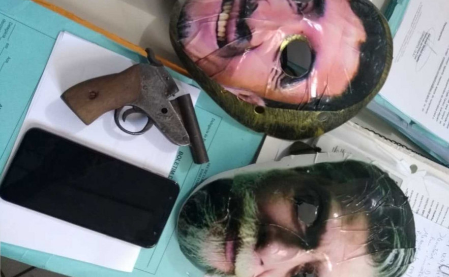 Arma de fogo e máscaras apreendidas pela Polícia Civil em Xambioá 