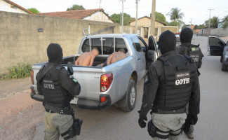 Polícia Civil cumpre buscas em residências de suspeitos de subtrair dinheiro de carro forte no interior do estado 