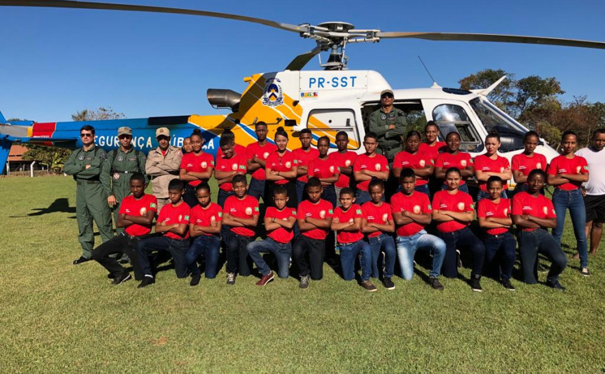 Concluintes do curso de socorrista e brigadista escolar com a equipe do CIOPAER TO