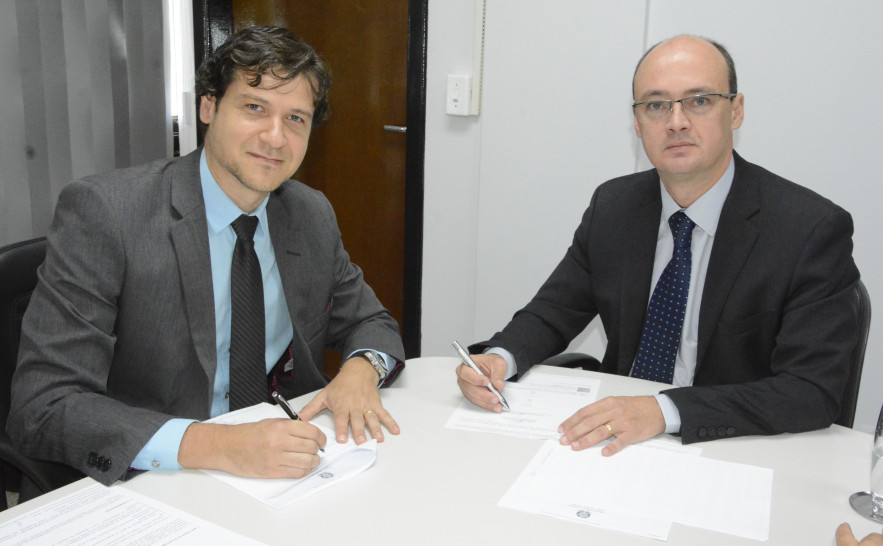 Superintendente da PF em exercício (Marcílio Manfre Afonso) e secretário da Segurança Pública (Cristiano Sampaio) assinam Acordo de Cooperação Técnica 