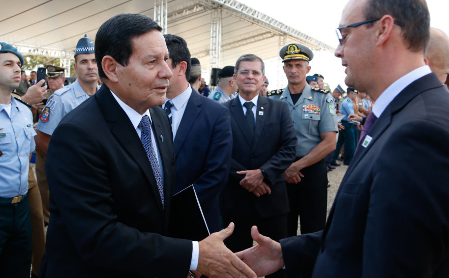 Vice-presidente da República, Humberto Mourão, cumprimenta secretário Cristiano Sampaio em evento de destinação de bens federais ao Tocantins