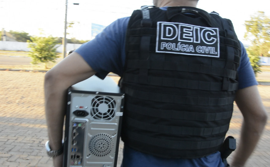 Equipamentos eletrônicos foram apreendidos durante buscas na Operação Via Avaritia da Polícia Civil..JPG
