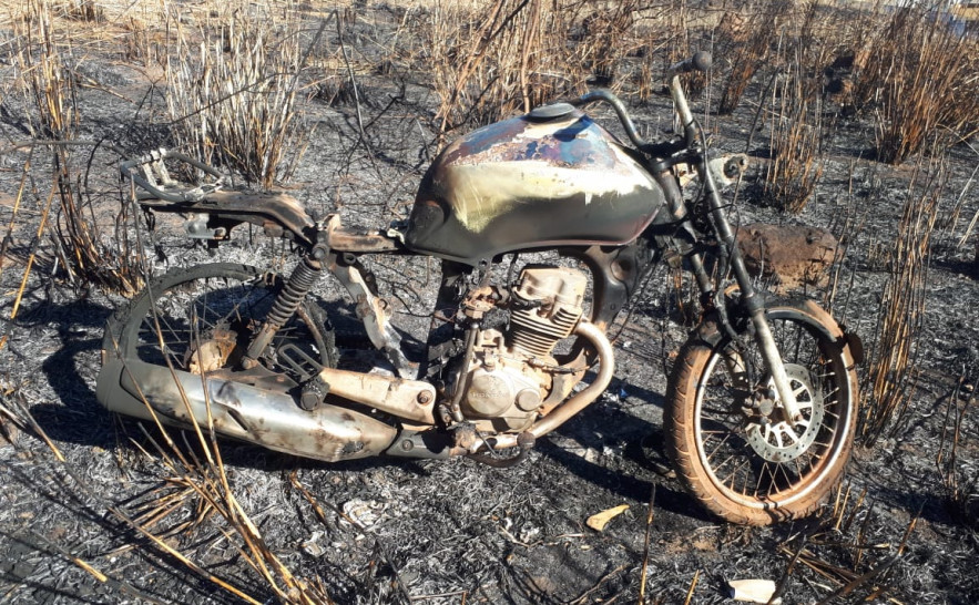 Motocicleta foi praticamente destruída após ser furtada e queimada na região Sul 