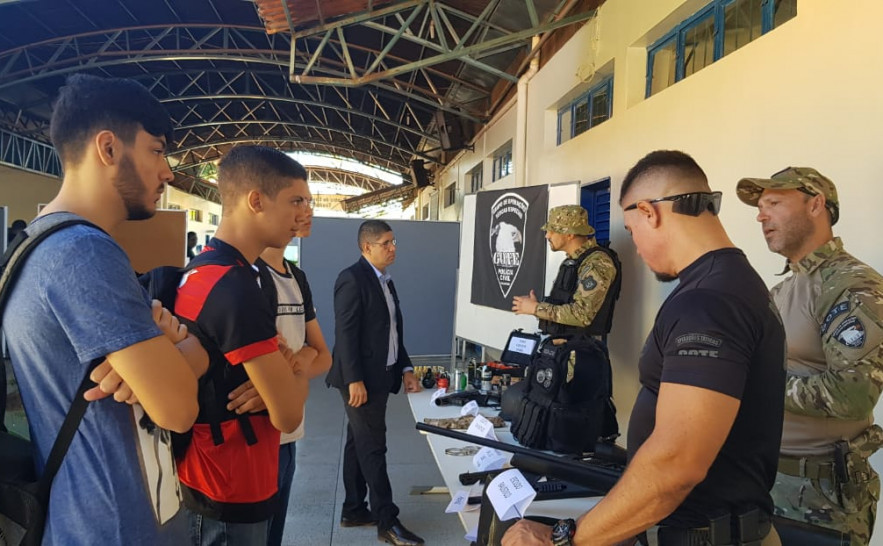 Alunos do Centro de Ensino Médio Tiradentes, em Palmas, conhecem stand do Grupo de Operações Táticas Especiais durante Projeto Polícia Civil nas Escolas 