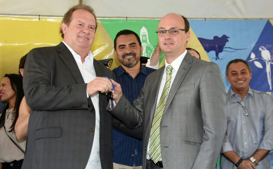 Governador Mauro Carlesse entrega viaturas, armas e equipamentos ao secretário de Segurança Cristiano Sampaio