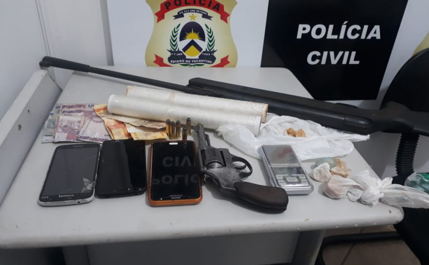 policiais encontraram com o casal drogas, crack, arma de fogo, balança de precisão, papel filme, um revólver, uma espingarda e quantias em dinheiro.  (2).jpg