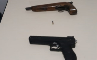 Polícia Civil apreende arma de fogo e réplica de pistola no interior do Estado