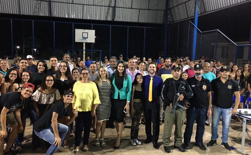 Policiais Civis da Delegacia de Colmeia junto as estudantes em Itaporã 
