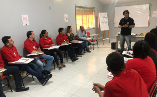 Delegado da Polícia Civil ministra palestra em reunião de grupo empresarial em Araguaína 