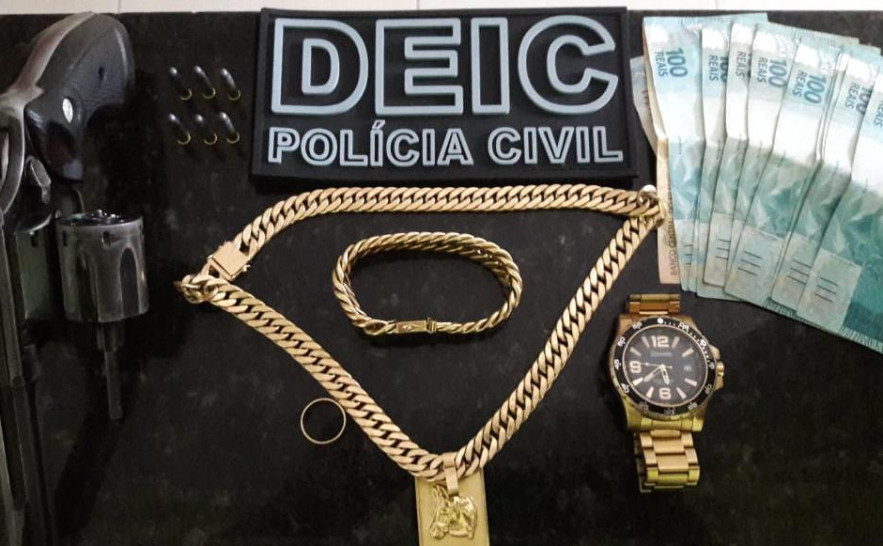Homens foram presos em flagrante de posse de jóias roubadas e arma de fogo (2).jpeg