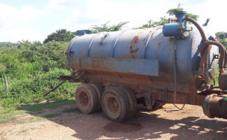 Polícia Civil prende motorista de caminhão limpa-fossa despejando detritos próximo a plantação de legumes no interior do Estado