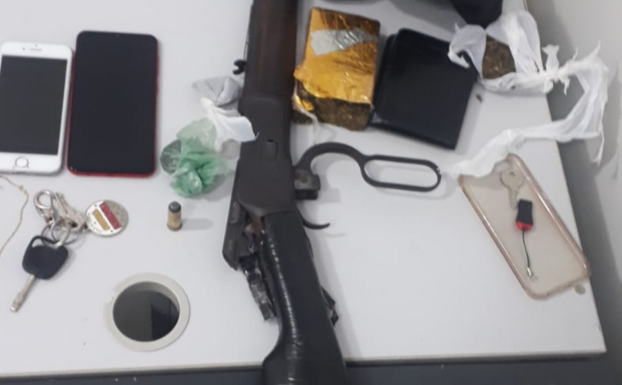 Policiais encontraram várias porções de maconha, celulares, além de um rifle Winchester calibre 44, municiado..jpeg