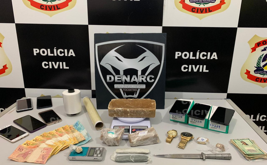 Cerca de 1 kg de crak, dinheiro e dispositivos eletrônicos foram identificados com dupla..jpeg
