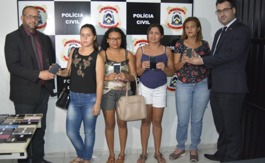 Delegados Marivam e Guilherme fazem entrega de celulares na 5ª DPC em Palmas 