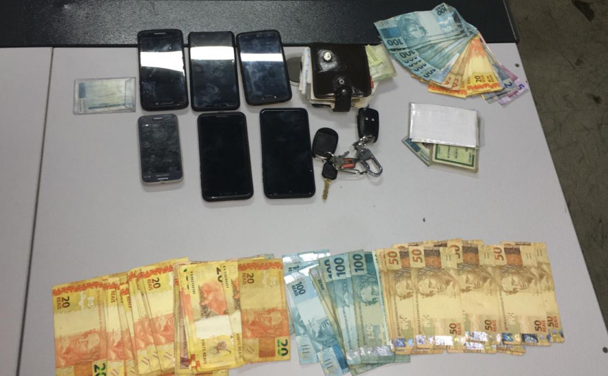 Dinheiro e celulares apreendidos com os suspeitos - Crédito Policia Civil do Tocantins.jpeg