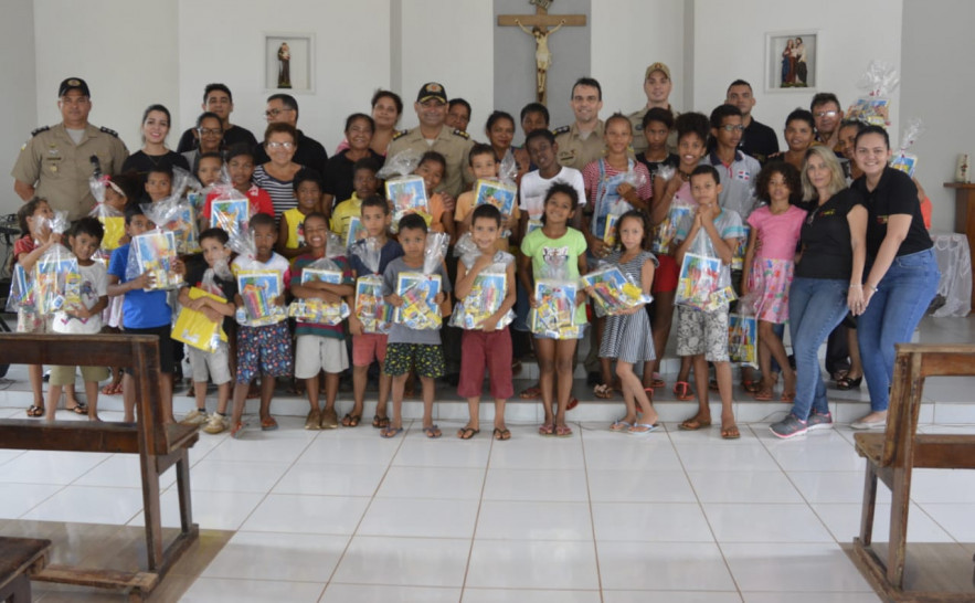 O sorriso largo nos rostos das crianças expressa a alegria por terem sido lembradas e presenteadas- Dennis Tavares.jpeg