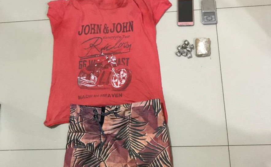 Na casa do outro suspeito, foram encontrados celular furtado, drogas embaladas para comercialização, balança de precisão e também a roupa usada no crime