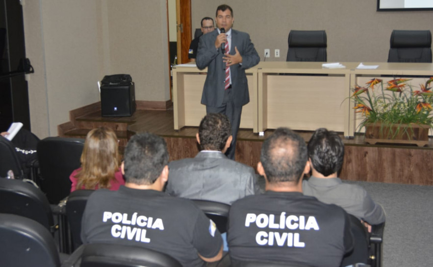 Promotor Breno Simonassi fala a policiais durante evento promovido pela Espol em Palmas 