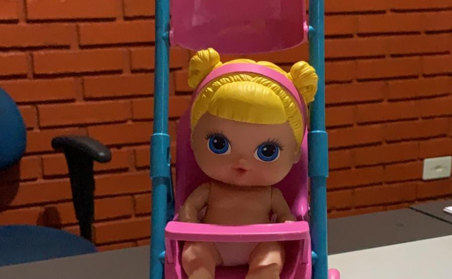 Legenda: Boneca utilizado pelo suspeito do abuso para atrair a criança  