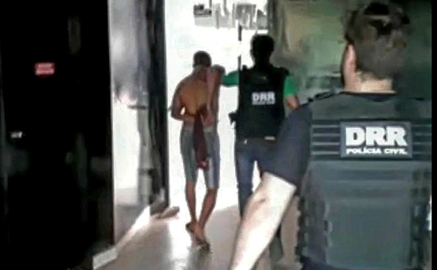 Suspeito é conduzido preso por policiais civis da DRR em Araguaína 