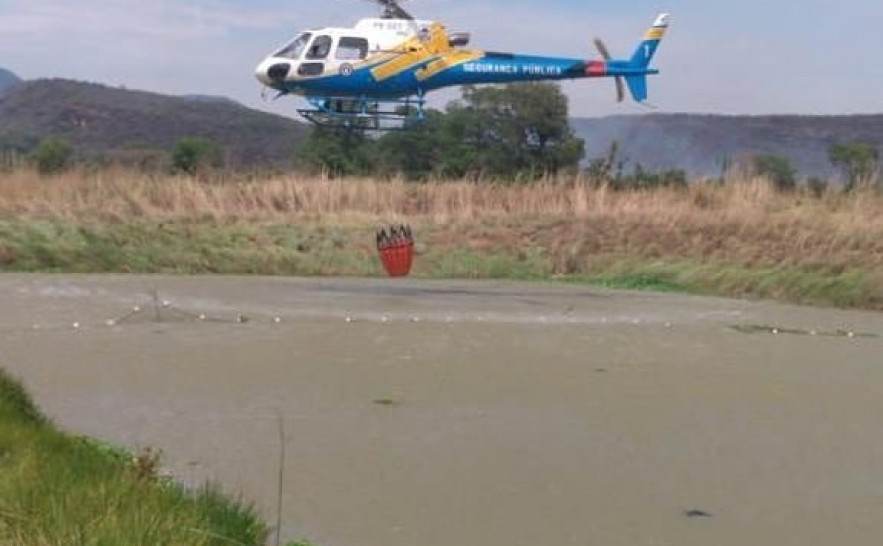 Aeronave do CIOPAER capta água para combater incêndios no Tocantins 
