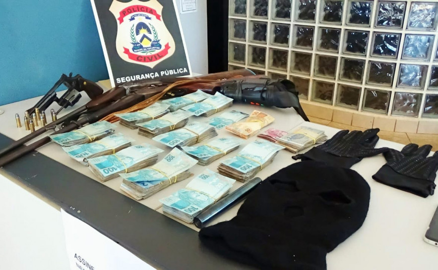 Armas, dinheiro e munição apreendidas durante a Operação Américo Gama