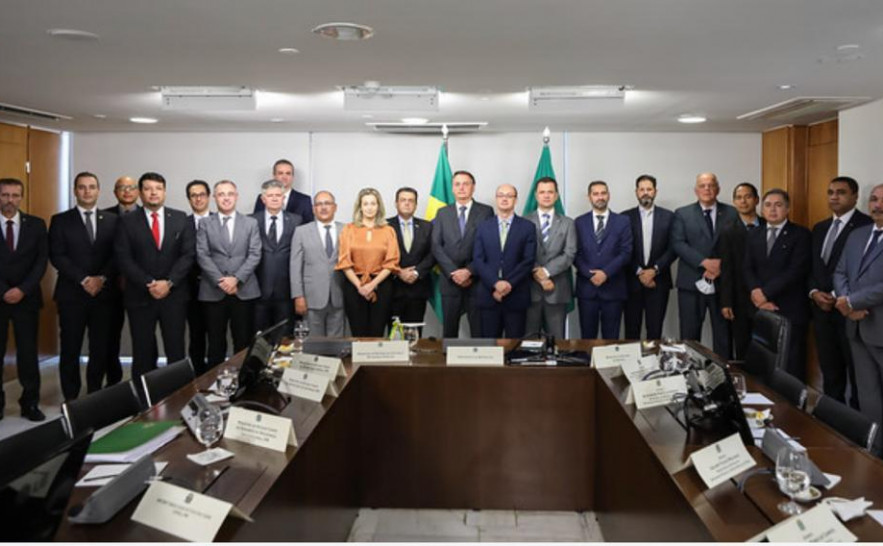 Presidente do Consesp e secretário da SSP-TO, Cristiano Sampaio, na reunião em Brasília, ao lado do presidente da República, Jair Bolsonaro e do ministro da Justiça, André Luís de Almeida Mendonça