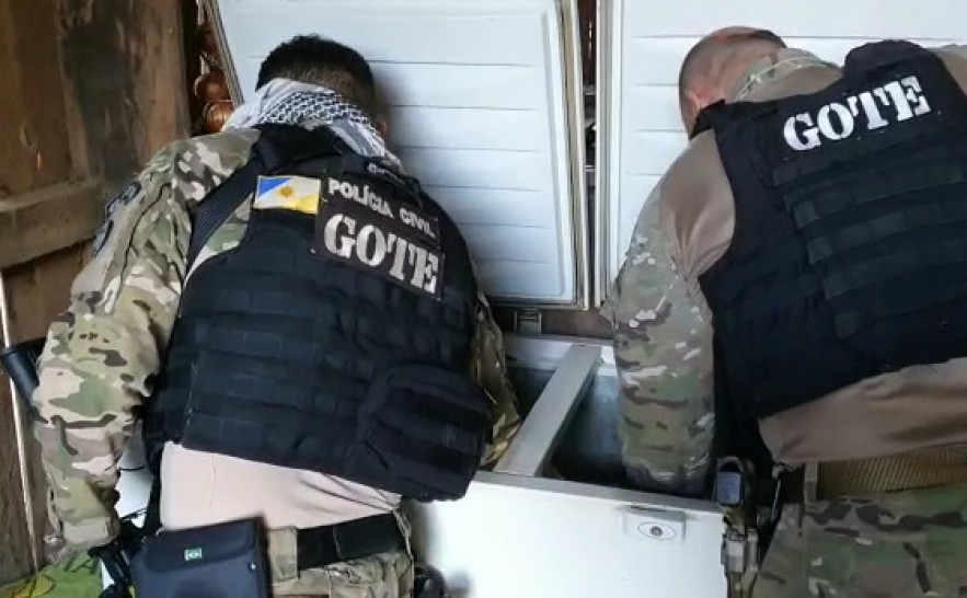 Policiais Civis fazem buscas em um dos alvos da operação