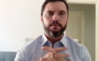 Delegado da Divisão de Homicídios, em Palmas, grava vídeo sobre a recente morte de três mulheres na Capital