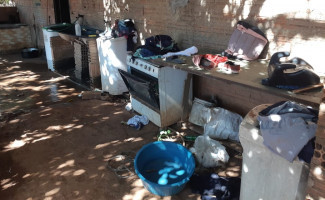 Polícia Civil encontra várias pessoas vivendo em alojamento precário no Distrito de Luzimangues