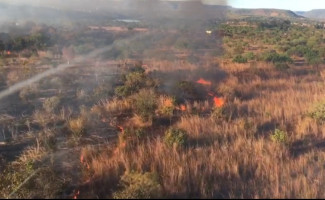 CIOPAER e Corpo de Bombeiros extinguem incêndio no setor aeroportuário em Palmas