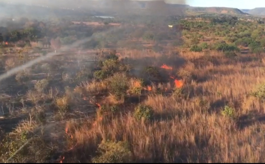 CIOPAER e Corpo de Bombeiros extinguem incêndio no setor aeroportuário em Palmas