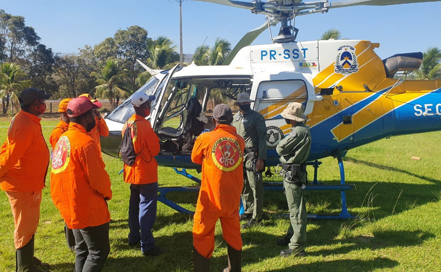 Em solo, brigadistas se preparam para serem transportados pelo Ciopaer para os locais de focos de incêndios