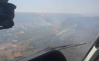 Aeronave da Segurança Pública auxilia Defesa Civil, Corpo de Bombeiros e Exército no combate a incêndios florestais no entorno de Palmas 