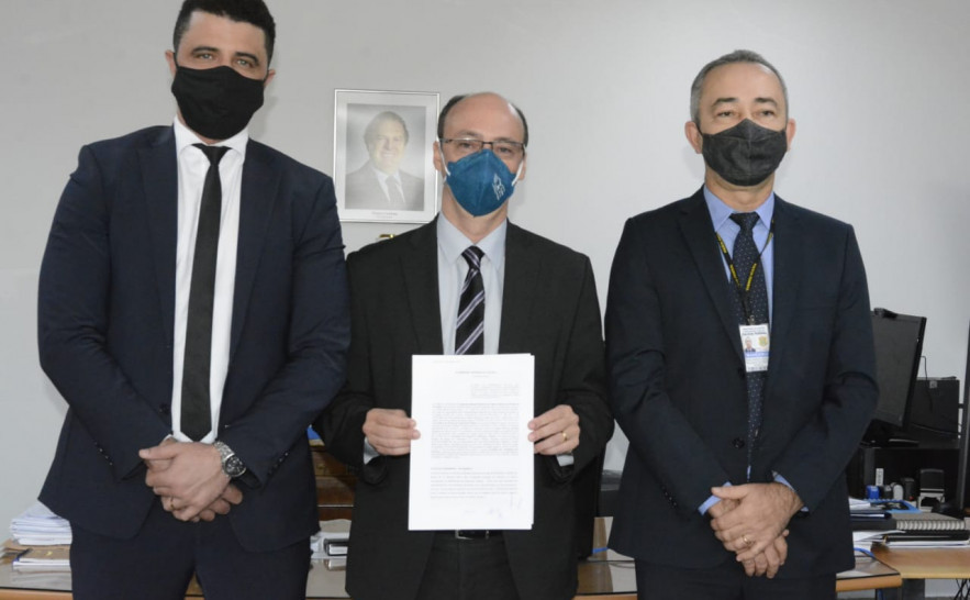 Heber Luis(E); Cristiano Sampaio (C) e Wanderci Aparecido (D) após assinatura do acordo de cooperação