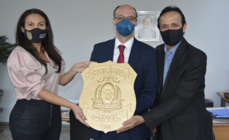 Polícia Civil do Tocantins recebe Brasão artesanal em forma de homenagem