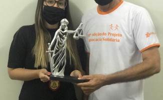 Delegada Regional da Polícia Civil em Araguaína recebe homenagem de artista plástico