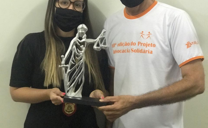 Delegada Regional da Polícia Civil em Araguaína recebe homenagem de artista plástico