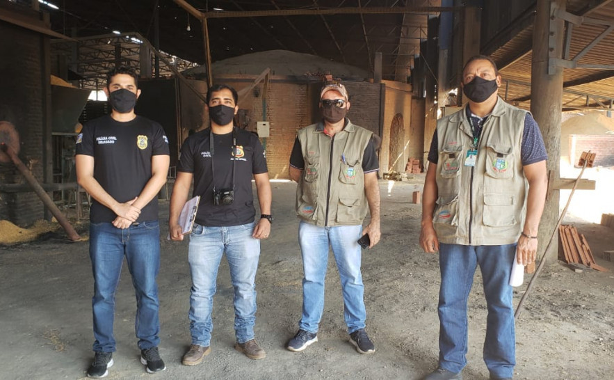 Policiais Civis da 63ª DP durante ação de incineração de drogas em Paraíso