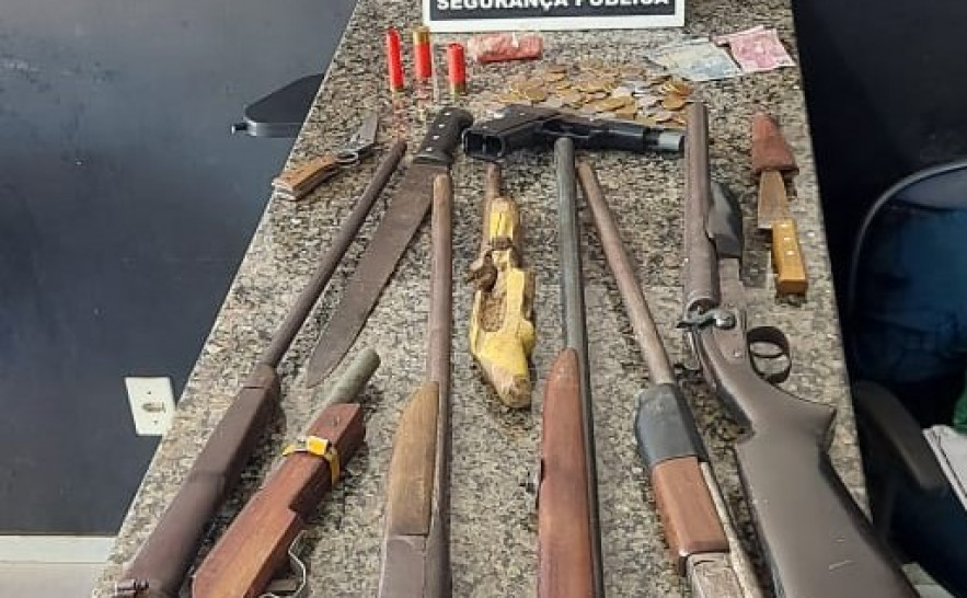 os policiais civis encontraram no interior da residência onde a foragida estava escondida, diversas armas de fogo, além de droga,.jpeg