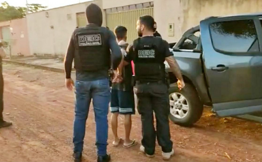 Homem suspeito de integrar facção criminosa sendo conduzido pela Polícia Civil.jpg